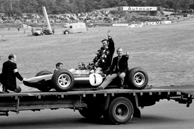 Джим Кларк и руководитель Lotus Колин Чэпмэн после победы на Гран При Великобритании 1964 года