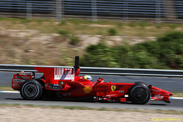 Фелипе Масса за рулём Ferrari F2008 на тестах в Хересе; на машине характерный аэродинамический стабилизатор, тот самый акулий пл