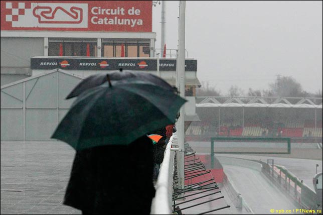 Дождь на тестах в Барселоне