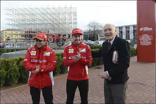 Гонщики Ferrari и автор монумента Жан-Ив Лешевалье