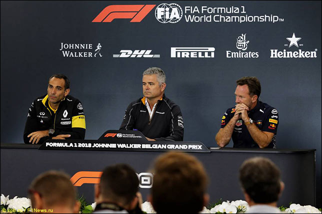 Сирил Абитебул (Renault), Жиль де Ферран (McLaren) и Кристиан Хорнер (Red Bull Racing)