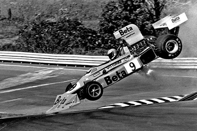 Авария Витторио Брамбиллы на квалификации Гран При США 1975 года. Фото Уоткинс-Глен