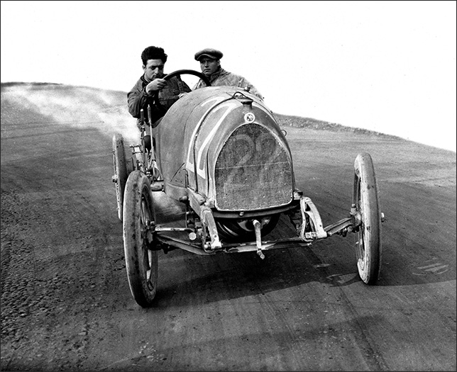 Энцо Феррари на гоночной трассе в 20-е годы прошлого столетия