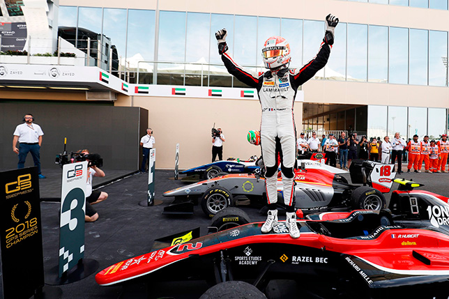 Антуан Юбер празднует завоевание титула после гонки в Абу-Даби