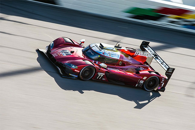 Оливер Джарвис за рулём спортпрототипа Mazda на трассе в Дайтоне