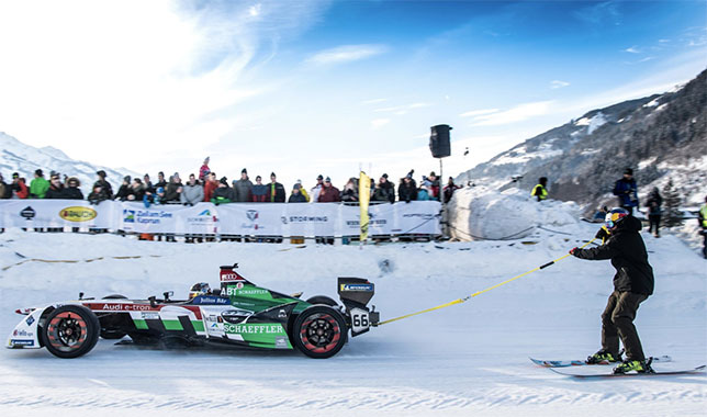 Даниэль Абт на гоночном электромобиле Audi буксирует лыжника на фестивале GP Ice Race