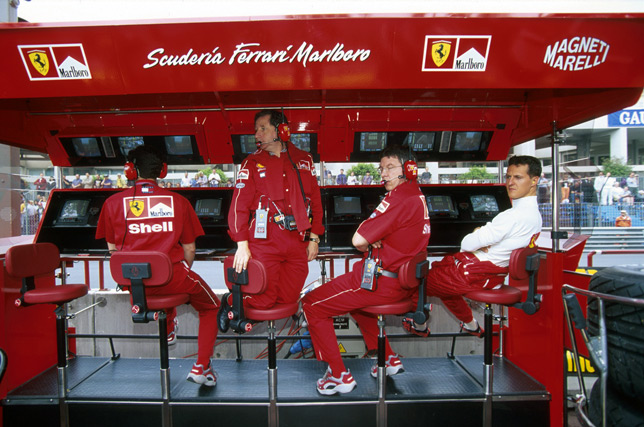 Жан Тодт, Росс Браун и Михаэль Шумахер на командном мостике Ferrari. Фото 1999 года
