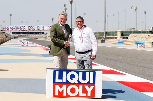 Коммерческий директор Формулы 1 Шон Братчес и директор Liqui Moly по маркетингу Петер Бауманн представили новый контракт в Бахре