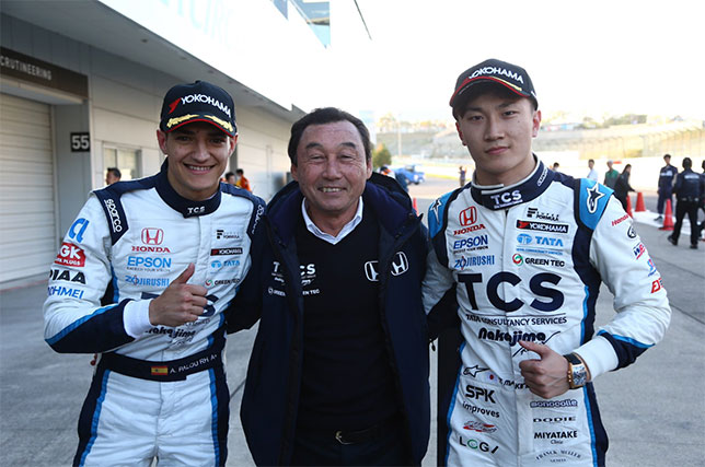 На снимке (справа налево) обладатель поула Тадасуке Макино, владелец команды, бывший гонщик Ф1 Сатору Накаджима и Алекс Палоу 