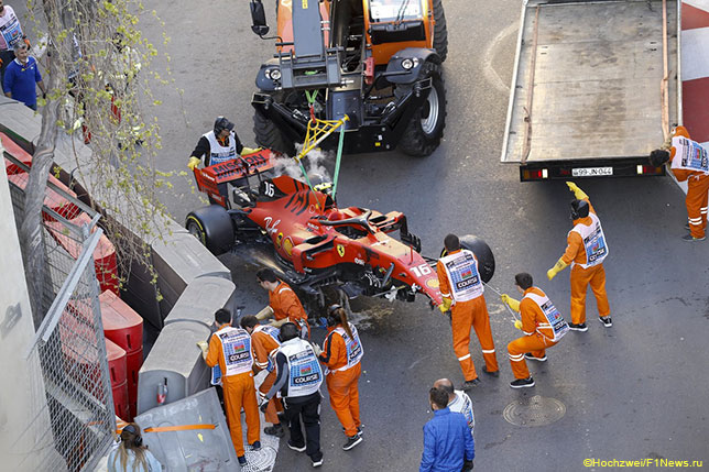 Эвакуация разбитой Ferrari Шарля Леклера после аварии в квалификации
