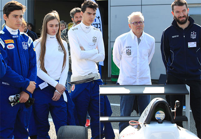 Жак Вильнёв (второй справа) и слушатели гоночной школы Feed Racing France