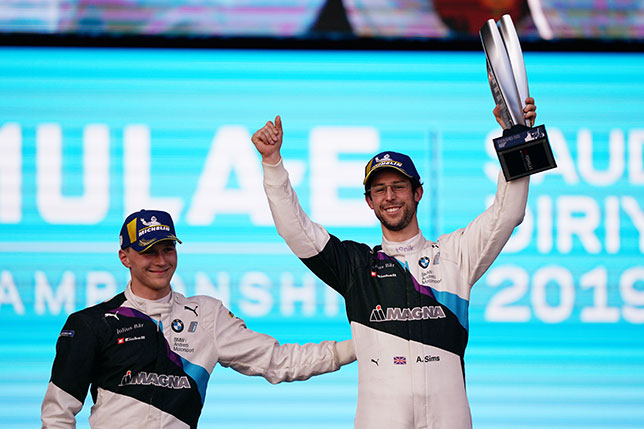 Гонщики BMW Алекс Симс (справа) и Макс Гюнтер на церемонии награждения в Саудовской Аравии