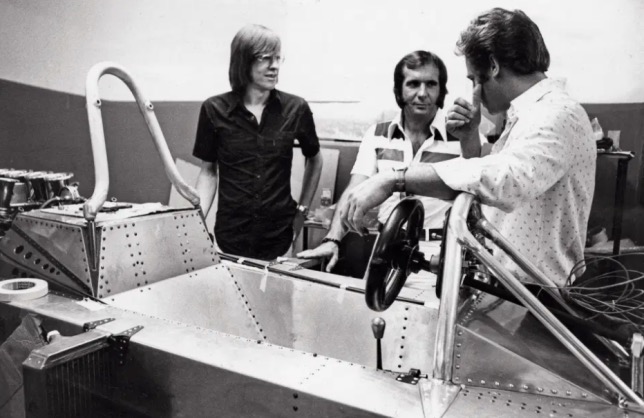 Рикардо Дивила (слева) и Эмерсон Фиттипальди у первого прототипа машины FD01, 1974 год