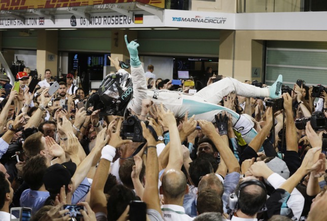 Команда Mercedes празднует вместе с Нико Росбергом победу в чемпионате в Абу-Даби, 2016 год