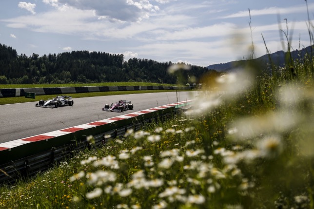 Машины Williams и Racing Point на трассе в Шпильберге
