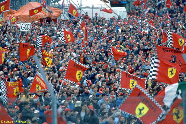 Болельщики Ferrari на трассе в Имоле, Гран При Сан-Марино 2000 года