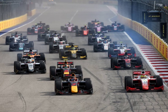 Старт гонки Формулы 2 на Сочи Автодроме