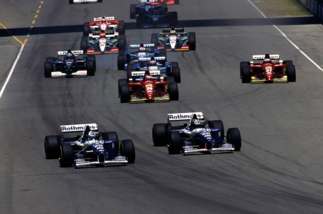 Старт Гран При Австралии в Аделаиде в 1995 году: Деймон Хилл (справа) ведёт борьбу за лидерство с Дэвидом Култхардом