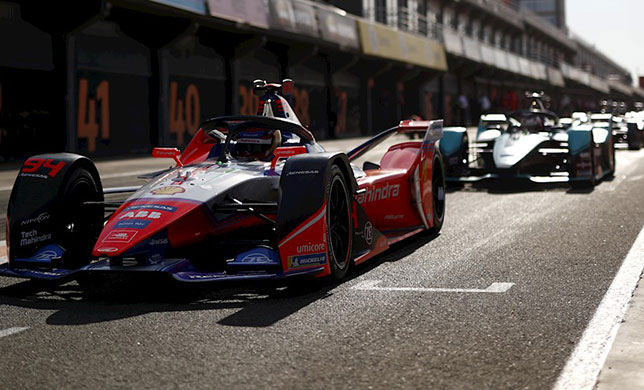 Машины Формулы E на пит-лейн автодрома в Валенсии на тестах в 2020 году