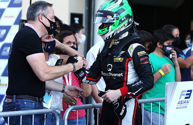 Пьер-Луи Шове принимает поздраления после победного финиша, фото из Twitter гонщика