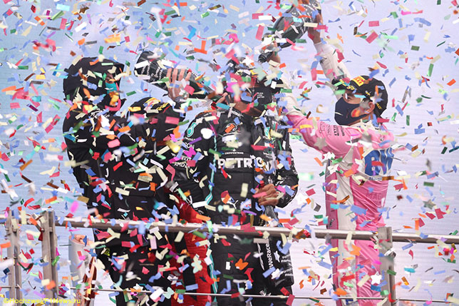 Тото Вольфф, Себастьян Феттель и Серхио Перес поздравляют Льюиса Хэмилтона с седьмым титулом после Гран При Турции
