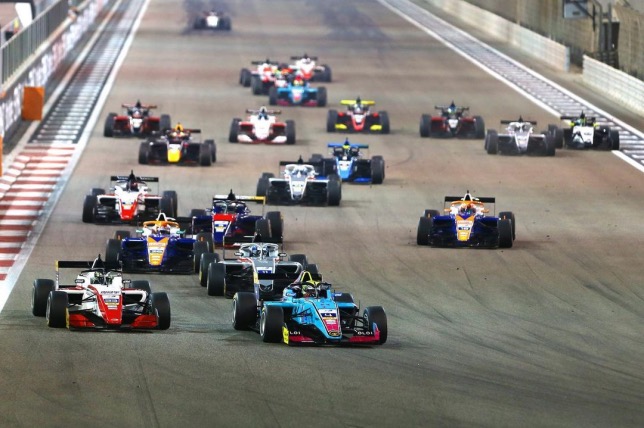 Старт гонки Азиатской Ф3 в Абу-Даби, Патрик Пасма выходит в лидеры перед 1-м поворотом, фото F3 Asia
