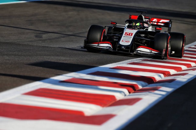 Мик Шумахер за рулём машины Haas на тестах в Абу-Даби, фото XPB