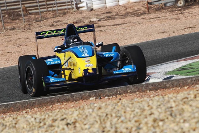 Эммо Фиттипальди на тестах в Испании за рулём машины Ф4, раскрашенной в стиле чемпионской Renault Фернандо Алонсо 