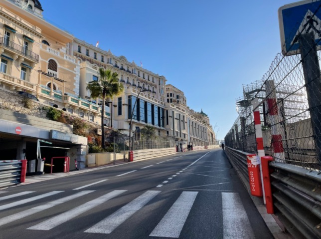Установка ограждений трассы в Монако практически завершена