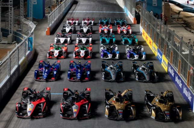  Машины команд Формулы E на стартовом поле, фото пресс-службы серии
