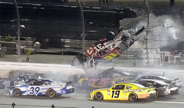 Момент аварии в Дайторне, фото NASCAR