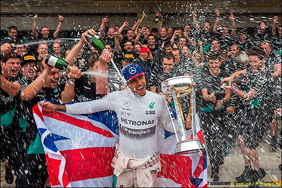 Команда Mercedes отмечает чемпионский титул Льюиса Хэмилтона.