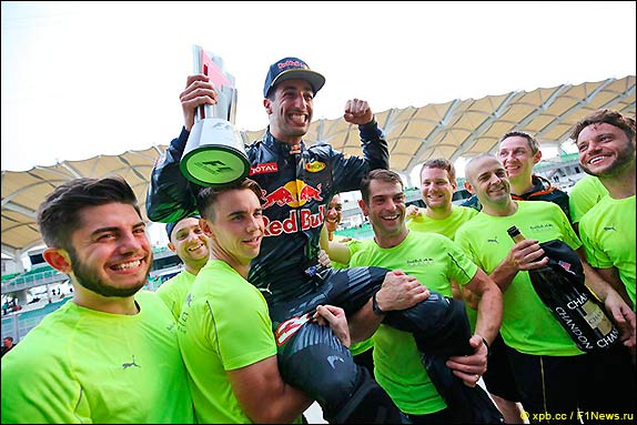 Red Bull и Даниэль Риккардо отмечают победу в Гран При Малайзии 2016