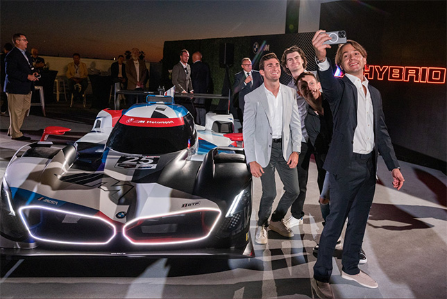 Колтон Херта (в последнем ряду) фотографируется вместе с напарниками у машины BMW M Hybrid V8, фото пресс-службы BMW M