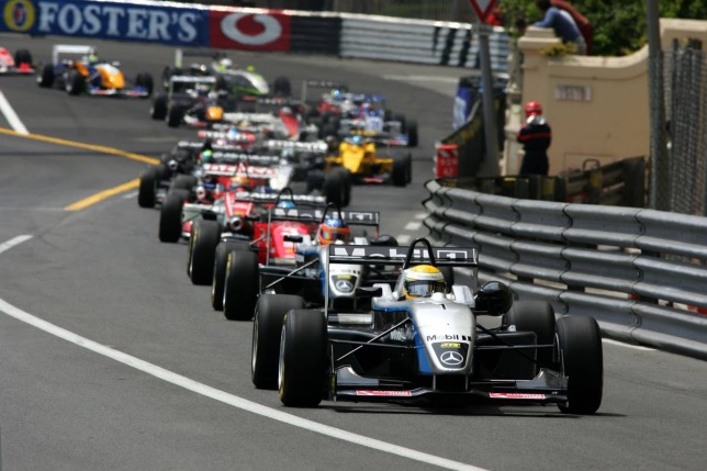 Льюис Хэмилтон лидирует в гонке Формулы 3 в Монако в 2005 году, фото XPB