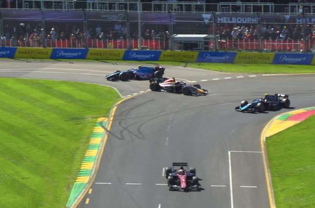 Эпизод гонки в Мельбурне, за который Виктор Мартен был оштрафован стюардами, фото Формулы 2