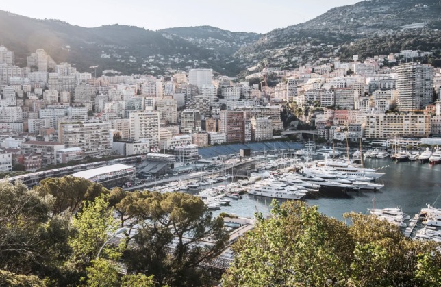 Гавань и набережная Монако, вдоль которой проходит часть городской гоночной трассы