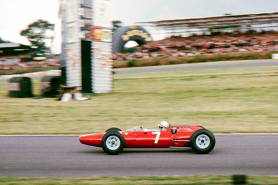 Джон Сёртиз на Ferrari на трассе Брэндс-Хэтч