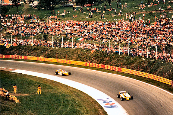 Гонщики Renault в повороте Bosch на Гран При Австрии 1980 года