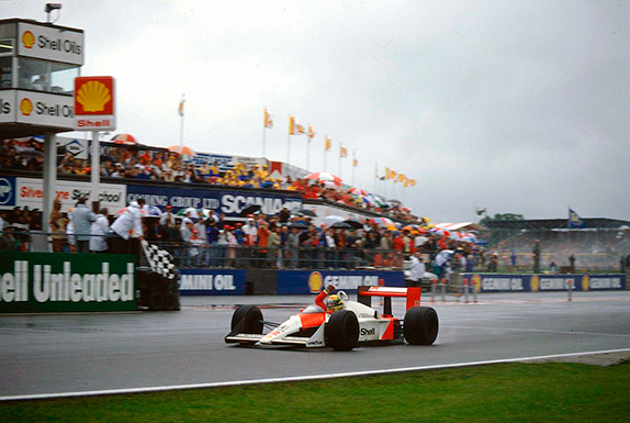 Айртон Сенна выигрывает Гран При Великобритании 1988 года
