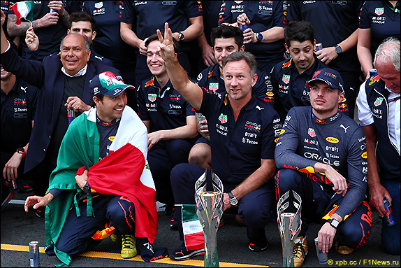 Команда Red Bull отмечает победу и третье место в Гран При Мехико 2022