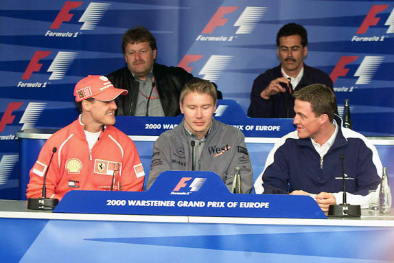 Михаэль Шумахер, Мика Хаккинен и Ральф Шумахер (нижний ряд), а также Норберт Хауг (Mercedes) и Марио Тайссен (BMW) на пресс-конференции Гран При Европы 2000 года