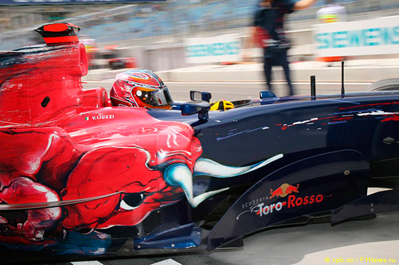 Пилот Toro Rosso Витантонио Льюцци на Гран При Бахрейна 2006 года