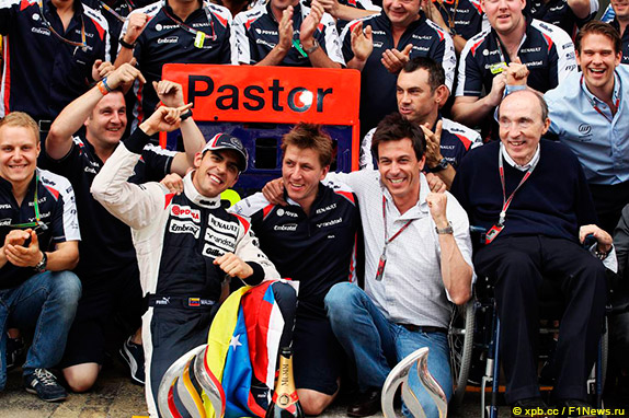 Команда Williams празднует успех Пастора Мальдонадо на Гран При Испании 2012 года