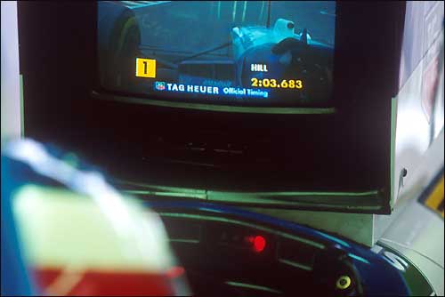 Гран При Бельгии'95: Михаэль Шумахер следит за выступлением Деймона Хилла