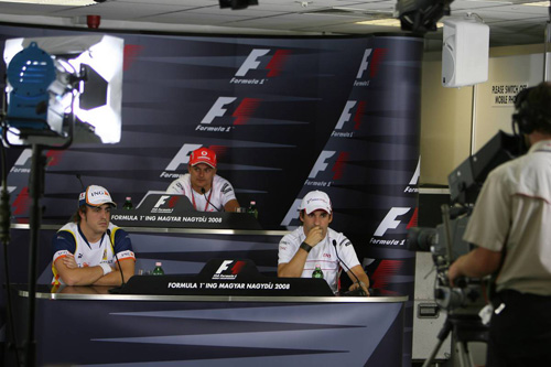 Слева направо: Фернандо Алонсо (Renault), Хейкки Ковалайнен (McLaren Mercedes), Тимо Глок (Toyota)