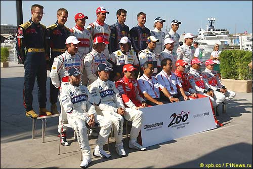 Гонщики чемпионата на юбилейной фотографии Bridgestone в Валенсии