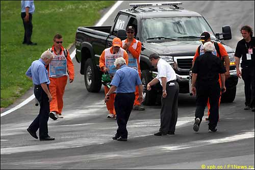 Представители FIA проверяют состояние трассы перед стартом Гран При Канады