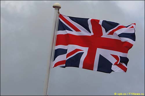 Флаг Великобритании над Сильверстоуном