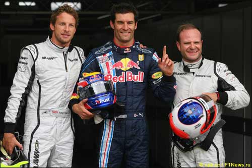 Победитель квалификации Марк Уэббер (в центре) в окружении гонщиков Brawn GP